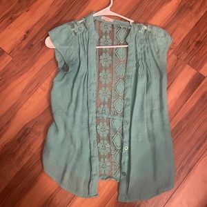 Lightweight laced button down tee | S